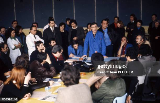 Conférence de presse du militant de la CFDT Charles Piaget lors de la fermeture de l'usine Lip à Besançon, le 11 mars 1975, dans le Doubs, France.