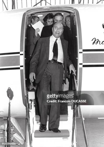Homme d'affaires français Serge Dassault descendant de son avion ?Falcon 900? à l'aéroport de Bordeaux-Mérignac, le 12 février 1987, en Gironde,...