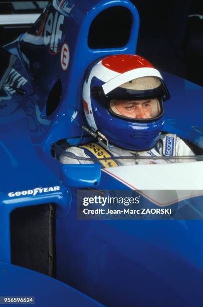 Le pilote automobile Eric Bernard dans sa formule 1 pendant le Grand prix de France, sur le circuit de Nevers Magny-Cours, en 1994.