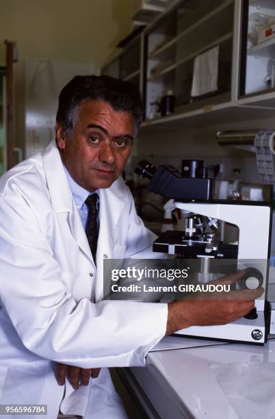 Portrait du virologue français Jean-Claude Chermann, dans le laboratoire de l'INSERM à Marseille, dans les Bouches-du-Rhône, France.