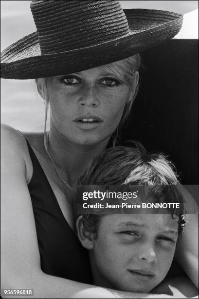 Brigitte Bardot et son fils Nicolas Charrier à La Madrague à Saint-Tropez en France, en août 1967. .