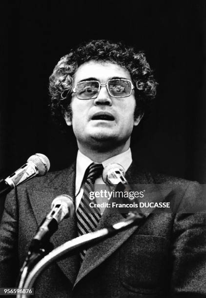 Discours de l'homme politique français Lionel Jospin, pendant un congrès du Parti Socialiste à Pau, dans les Pyrénées-Atlantiques, en France, en 1975.