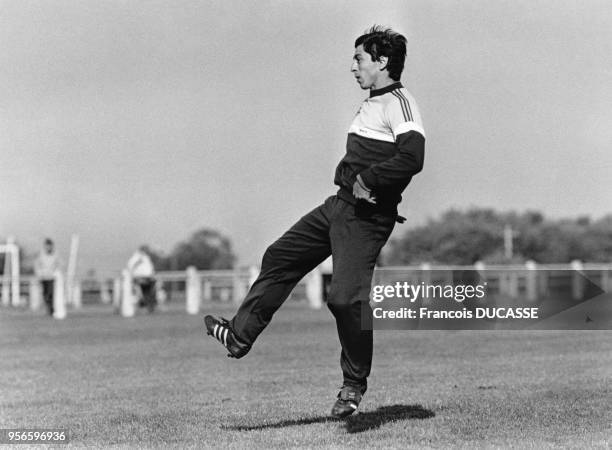 Le joueur de football de l'Olympique de Marseille Alain Giresse à l'entrainement, à Marseille, dans les Bouches-du-Rhône, en France.