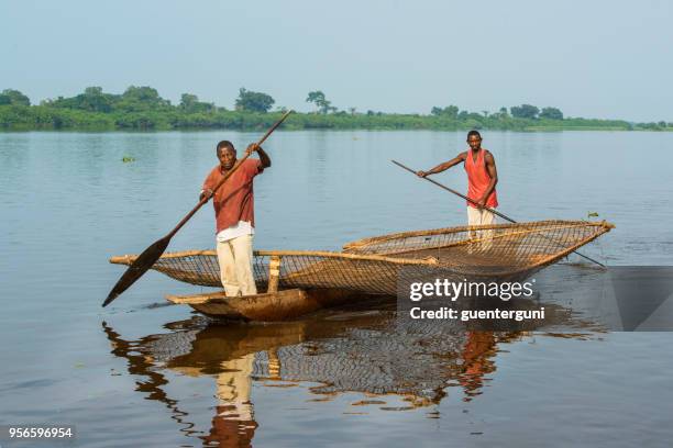 les pêcheurs avec un filet de pêche tressé typique, fleuve congo - bateau de plaisance photos et images de collection