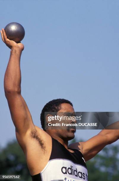 Athlète britannique Daley Thompson pendant une épreuve de lancer de poids du Décastar de Talence, en 1989, en Gironde, France.