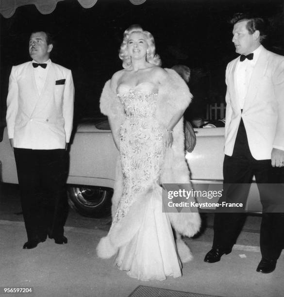 Diana Dors avec son mari Dennis Hamilton et Leslie Frewin au Festival international du film à Cannes, France, en mai 1956.