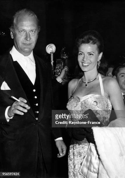 Curd Jurgens et Eva Bartok au Festival international du film à Cannes, France, le 11 mai 1957.