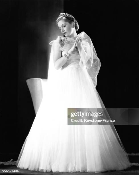 Joan Fontaine portant une robe de mariée en taffetas et tulle conçue par Edward Stevenson à Hollywood, Californie, Etats-Unis.