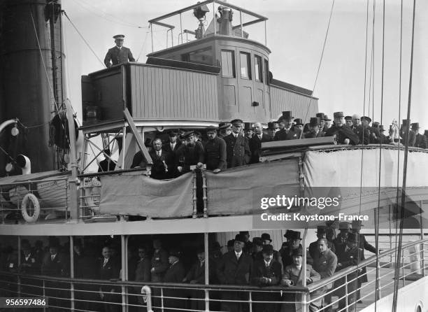 La délégation officielle et le président de la République Albert Lebrun sur le pont du 'Normandie' pour son inauguration, au Havre, France en 1935.