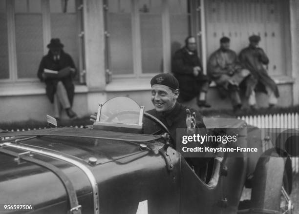 Le prince Nicolas de Roumanie qui participe au 24 Heures du Mans, au volant de sa voiture, au Mans, France en 1935.