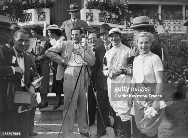 Saint-Granier parle au micro à l'hippodrome du Tremblay, à Champigny-sur-Marne, France en juillet 1935.