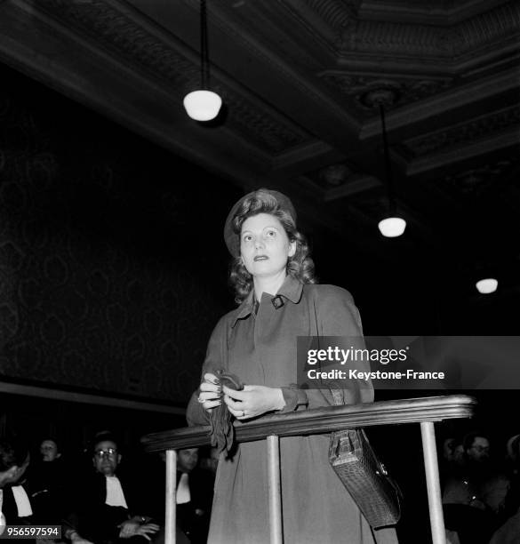 Jeannette Perreau, maîtresse de Pierre Chevallier, à la la barre des témoins au procès d'Yvonne Chevallier aux assises de la Marne à Reims, le 6...