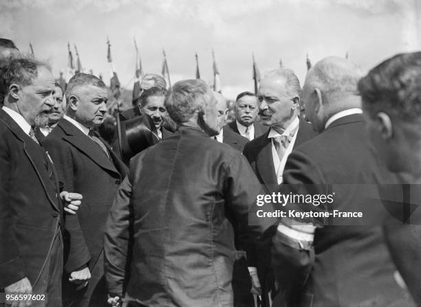 Le président de la République Albert Lebrun serre la main à un paysan, ancien combattant rescapé de la 2e Bataille de la Marne, à Oulchy-Breny,...