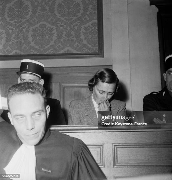 Yvonne Chevallier pleure pendant son interrogatoire lors de son procès aux assises de la Marne à Reims, en novembre 1952.
