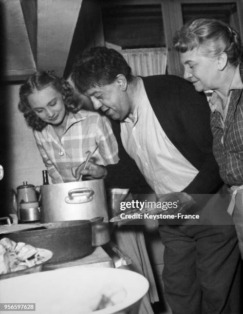 Les comédiens Floriane Prévot, Michel Simon et Claire Ollivier sur le tournage du film 'Monsieur X' d'André Hunebelle en studio, le 5 mars 1952 à...