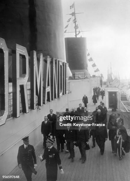 Le président de la République Albert Lebrun et la délégation officielle sur le pont du 'Normandie' pour son inauguration, au Havre, France en 1935.