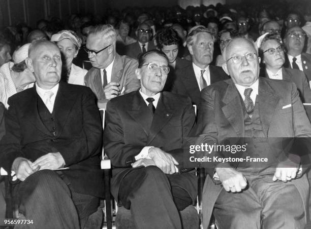 Le physicien et Prix Nobel de chimie français Frédéric Joliot-Curie au centre assiste à un meeting des Prix Nobel entre les professeurs Gerhard...