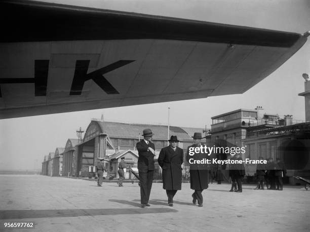 Le ministre d'état Joseph Paul-Boncour, partant pour Londres, à l'aéroport du Bourget, France, en 1936.