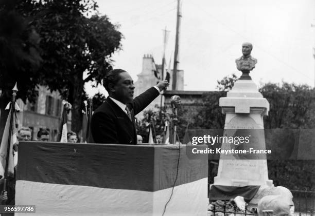 Gaston Monnerville prononçant un discours lors de l'inauguration du monument à la mémoire de Victor Schoelcher, à Houilles, France en 1948.