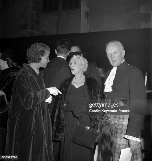 Lors de l'inauguration du vitrail du Champagne dans la cathédrale de Reims , Odette Pol-Roger discutant avec Lady Jebb et Lord Semphill à Reims,...