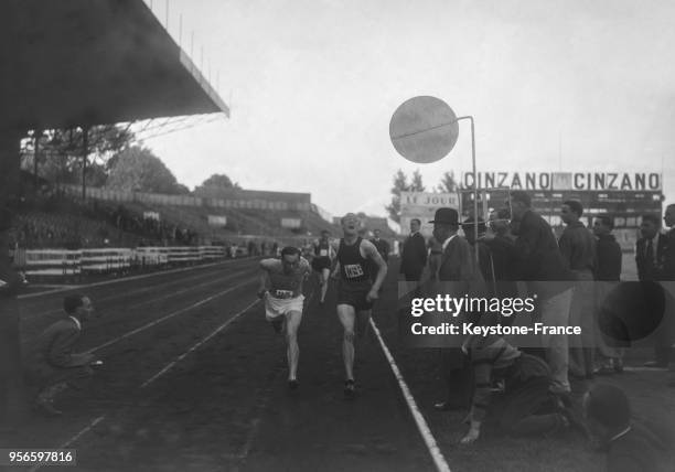 Arrivée du 800 mètres gagné par Raymond Petit aux championnats de France d'athlétisme au stade de Colombes, France le 2 juin 1935.