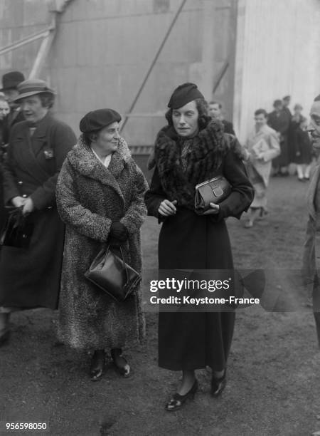 Portrait de l'aviatrice Miss Joan Batten et de la comtesse Anna de Noailles à l'aérodrome de Guyancourt, France, en 1936.