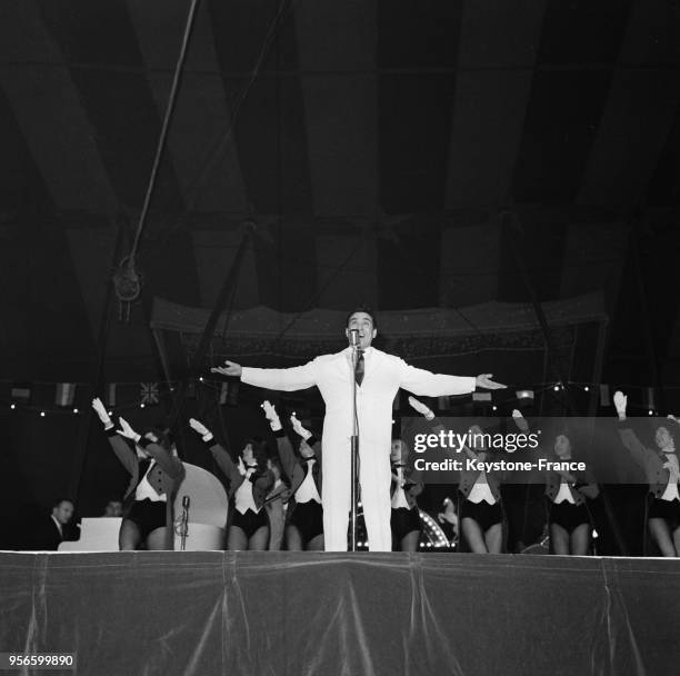 Luis Mariano chantant sous le chapiteau du cirque Pinder, à Chanceaux-sur-Choisille, France circa 1950.