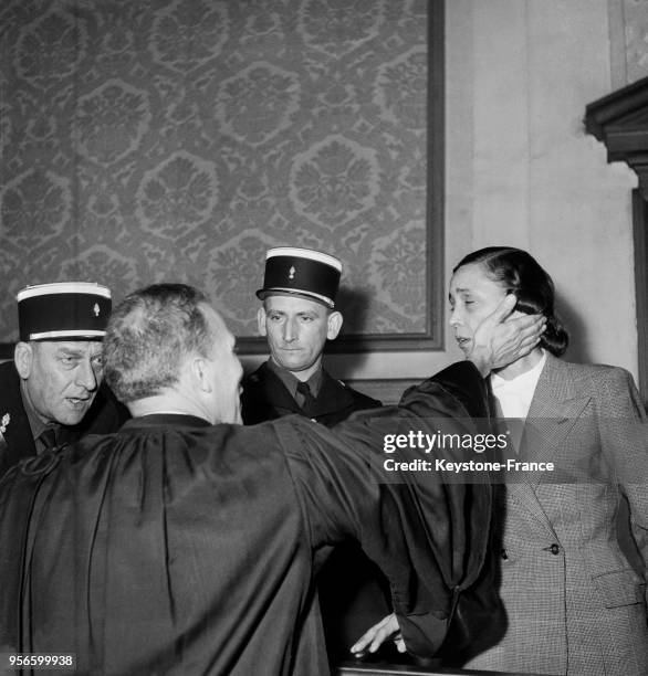 Yvonne Chevallier , avec son avocat maître Acquaviva, vient d'être acquittée par les assises de la Marne à Reims, le 6 novembre 1952.
