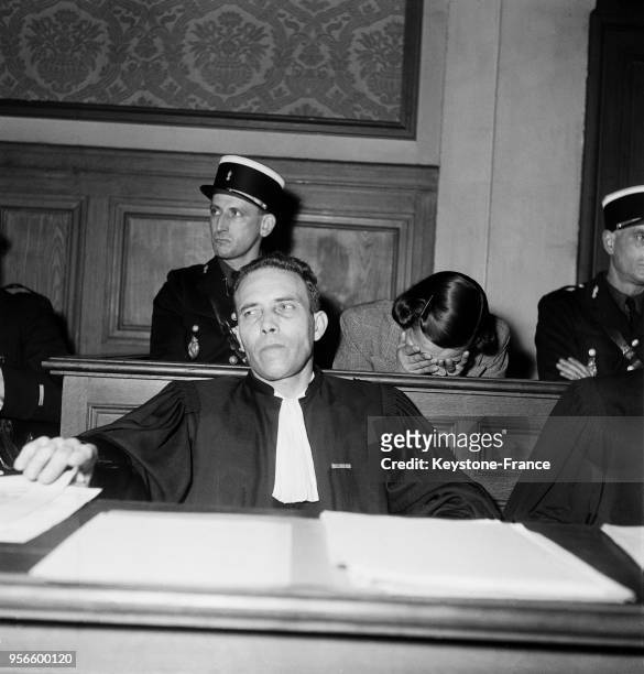 Dans le box des accusés, Yvonne Chevallier vient de s'évanouir lors de son procès aux assises de la Marne à Reims, en novembre 1952.