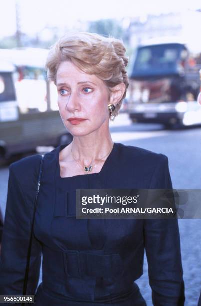La présentatrice de télévision Danièle Gilbert lors d'un enterrement en juillet 1992 à Paris, France.