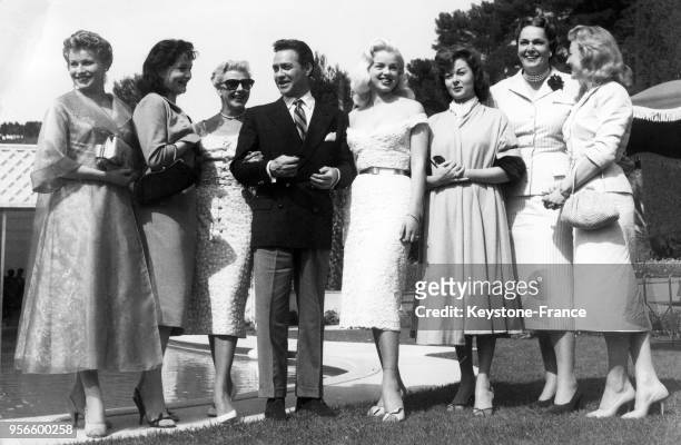 De gauche à droite, Waltraut Haas, actrice autrichienne, Yvonne Furneaux, Ginger Rogers, Richard Todd, Diana Dors, Susan Hayward, La Bégum et Nicole...