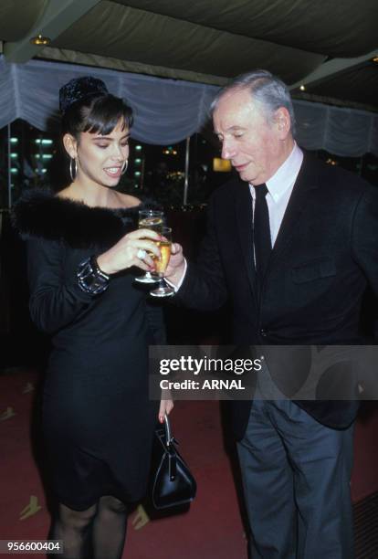 Yves Montand et Mathilda May lors de la première du film 'Trois places pour le 26' de Jacques Demy en novembre 1988 à Paris, France.