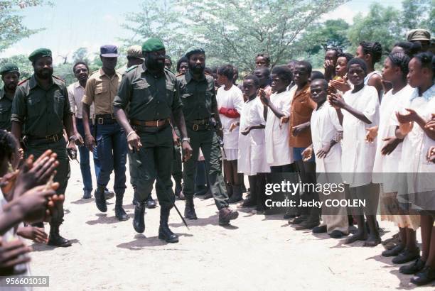 Le leadeur indépendantiste Jonas Savimbi applaudit par la foule en février 1985 en Angola.