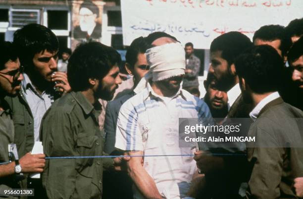 Otage avec un bandeau sur les yeux devant l'ambassade américaine circa 1980 à Téhéran en Iran.