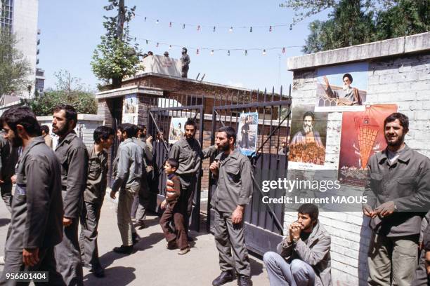 Etudiants devant l'ambassade des Etats-Unis en novembre 1979 à Téhéran en Iran.