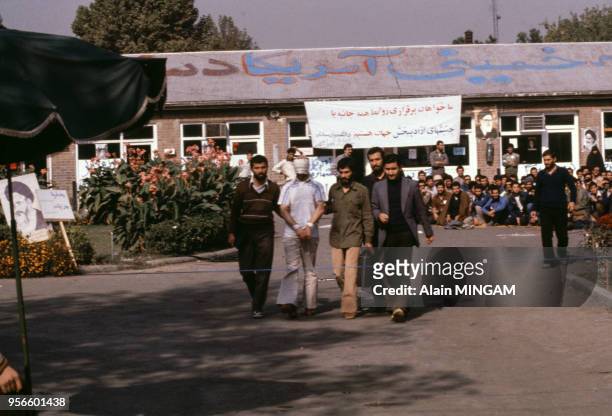 Otage avec un bandeau sur les yeux devant l'ambassade américaine en novembre 1979 à Téhéran en Iran.
