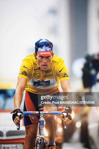 Portrait du cycliste américain Lance Armstrong, porteur du Maillot Jaune, lors du Tour de France en juillet 1999 en France.