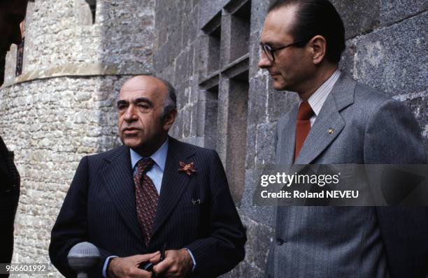 Portrait du ministre iranien Amir Abbas Hoveyda et du Premier Ministre français Jacques Chirac en mai 1976.