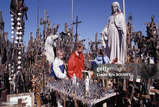 Fête de Pâques le 1er avril 1990 à Kry?i? kalnas à ?iauliai en Lituanie, URSS.