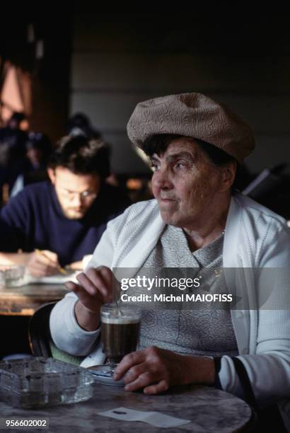 Vieille femme dans un café en novembre 1979 à Prague en République tchèque.