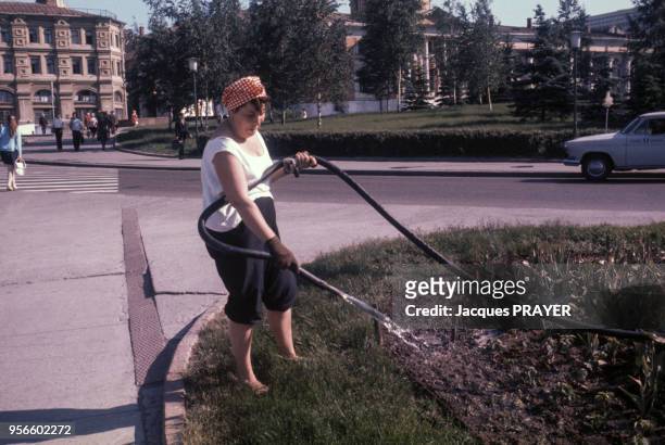 Femme jardinier dans les années 1970 à Moscou en URSS.