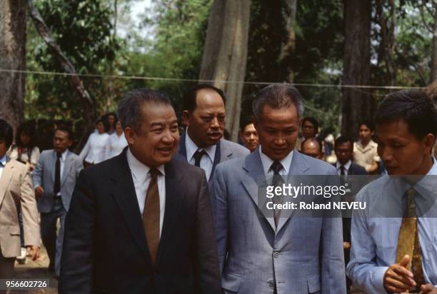 Khieu Samphân, ancien leader des khmers rouges, Vice Premier Ministre du gouvernement de coalition accueille Norodom Sihanouk, l'ancien roi...