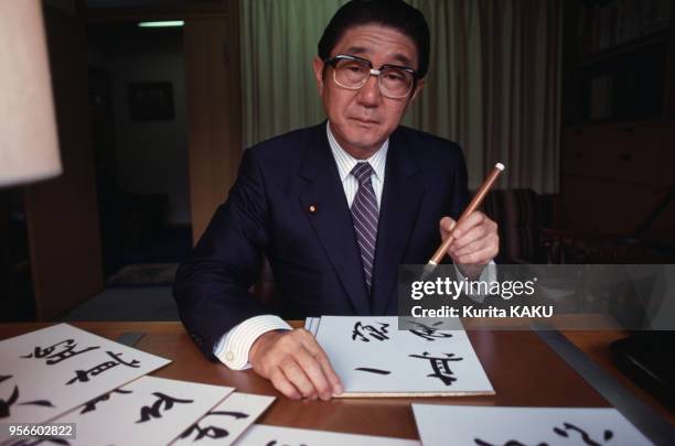 Portrait du ministre des Affaires Etrangères japonais Shintaro Abe peignant des idéogrammes en mars 1986 au Japon.