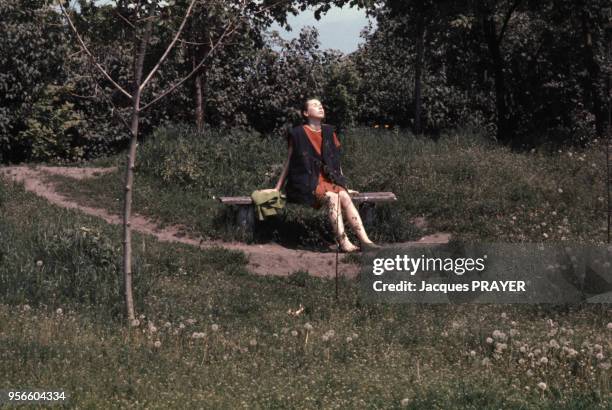 Jeune femme dans un jardin circa 1980 à Arkhangelsk en URSS.