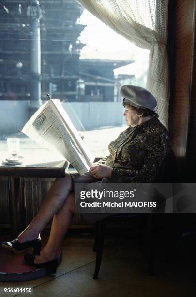Femme lisant le journal dans un café en novembre 1979 à Prague en République tchèque.