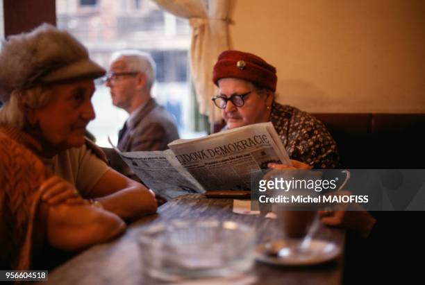 Femmes âgées lisant le journal "Lidova Demokracie" dans un café en novembre 1979 à Prague en République tchèque.