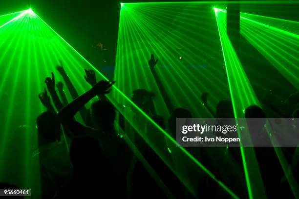 dancing in a nightclub with laser show - discoteca - fotografias e filmes do acervo