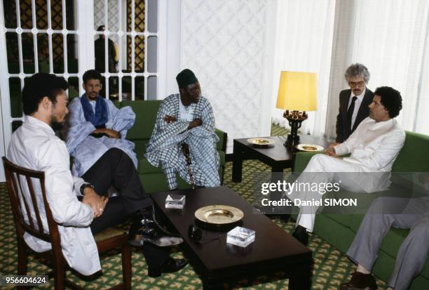 Jerry Rawlings, Mohamed Khouna Ould Haidallah, Nino Vieira et Mouammar Khadafi au sommet de l'O.U.A., 9 aoüt 1982, Tripoli, Libye.