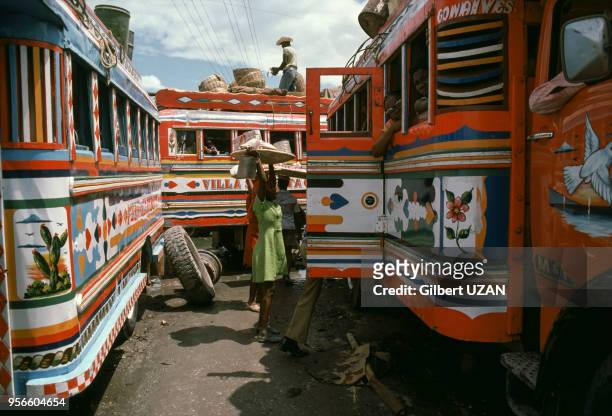 La créativité de l'art populaire haïtien s'exprime sur ces bus peints et décorés, mai 1978, Haïti.