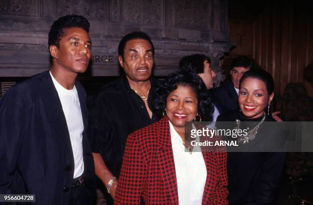 Jermaine Jackson en compagnie de son père Joe, de sa mère Katherine et de sa soeur Rebbie Jackson lors d'une conférence de presse à Paris en novembre...